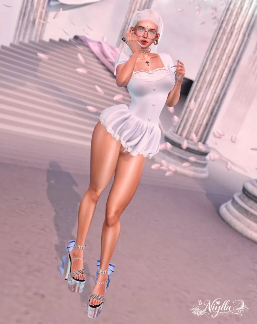 The IT Doll.. or just a some new fashion designs i absolutely have to show you

Lets start from the top , my dress is...